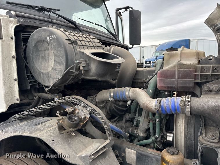 image for item DU3436 2015 Volvo VN semi truck