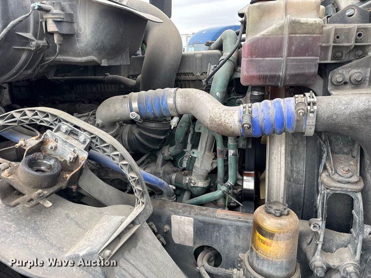 image for item DU3436 2015 Volvo VN semi truck