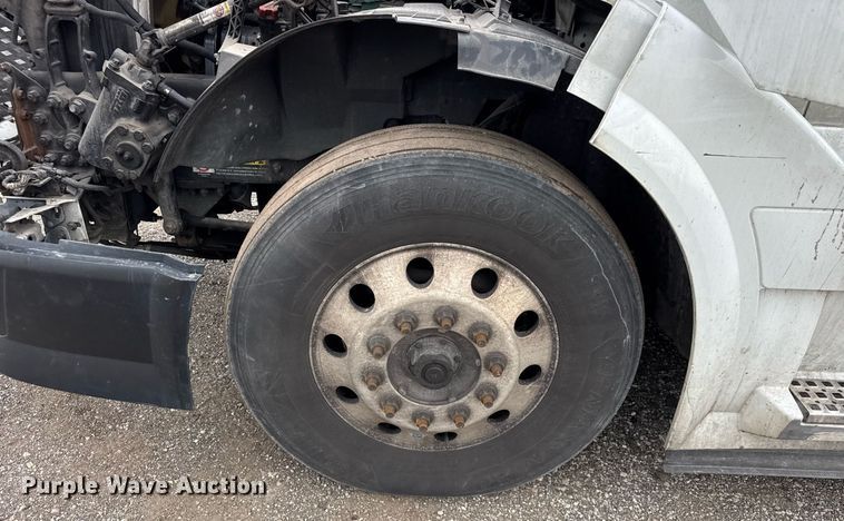 image for item DU3436 2015 Volvo VN semi truck