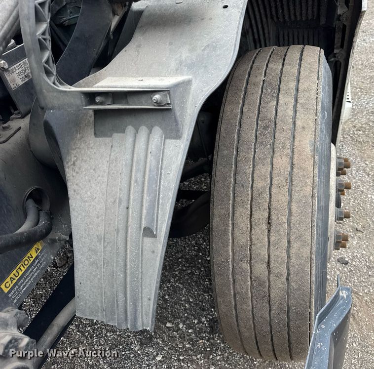 image for item DU3436 2015 Volvo VN semi truck