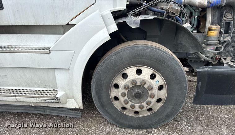 image for item DU3436 2015 Volvo VN semi truck
