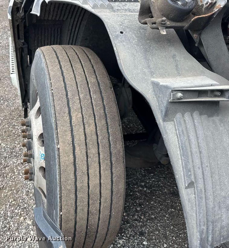 image for item DU3436 2015 Volvo VN semi truck