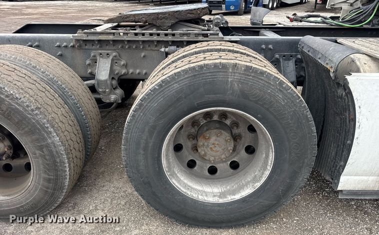 image for item DU3436 2015 Volvo VN semi truck