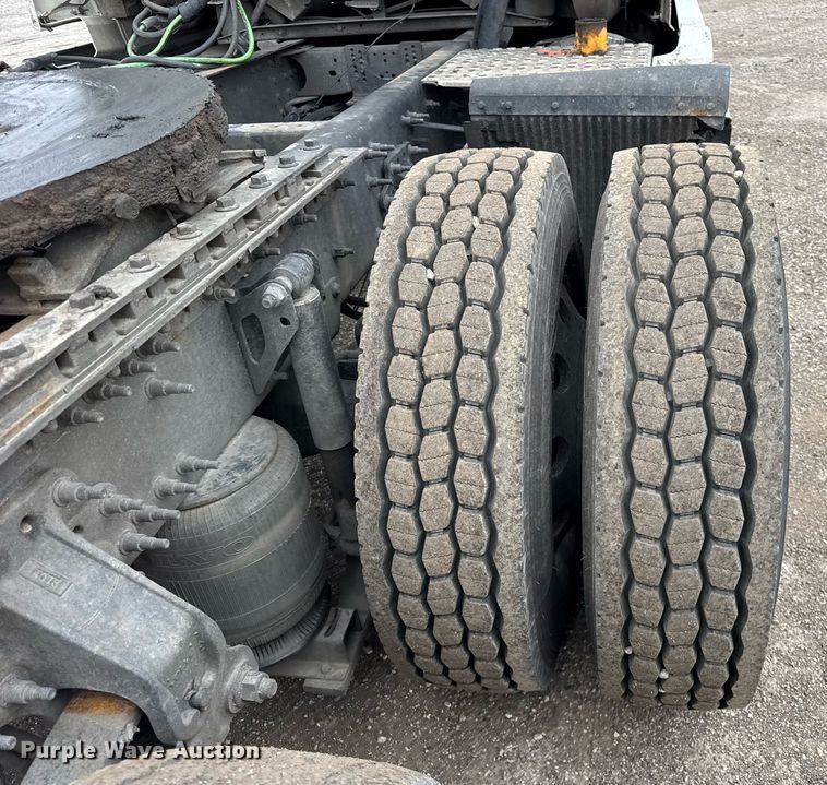 image for item DU3436 2015 Volvo VN semi truck