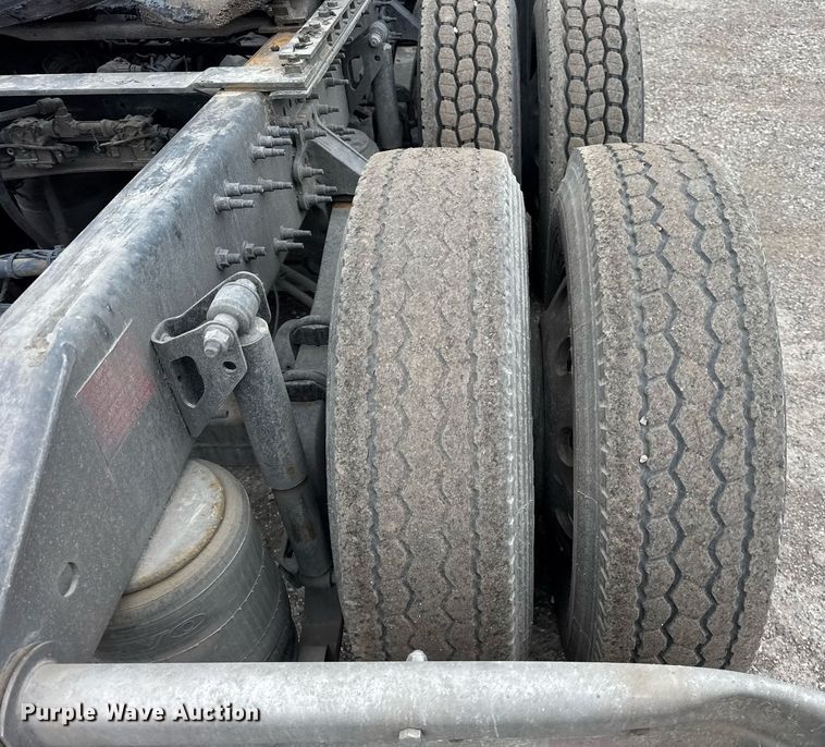 image for item DU3436 2015 Volvo VN semi truck