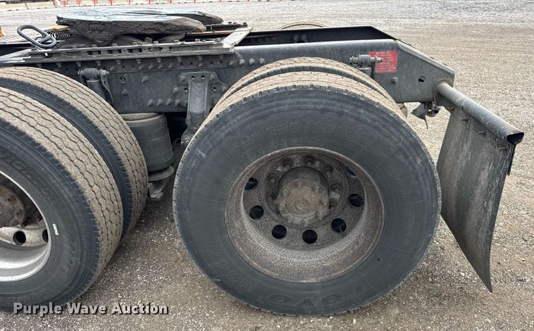 image for item DU3436 2015 Volvo VN semi truck