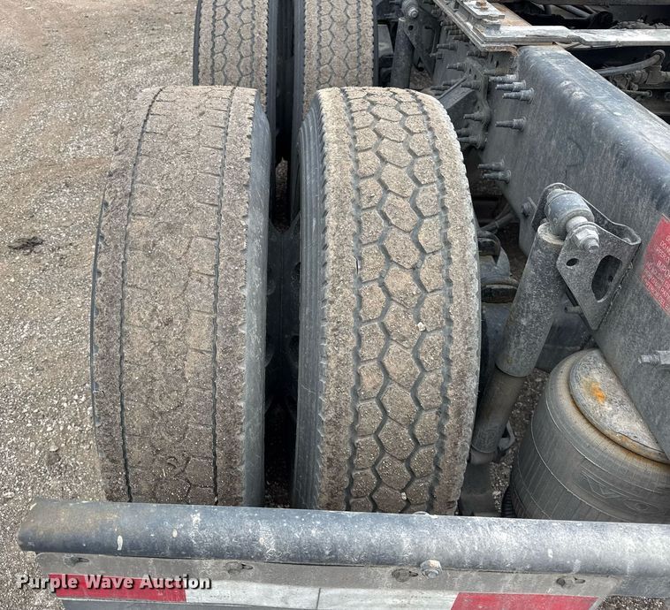 image for item DU3436 2015 Volvo VN semi truck