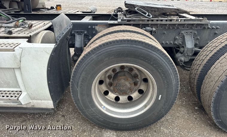 image for item DU3436 2015 Volvo VN semi truck