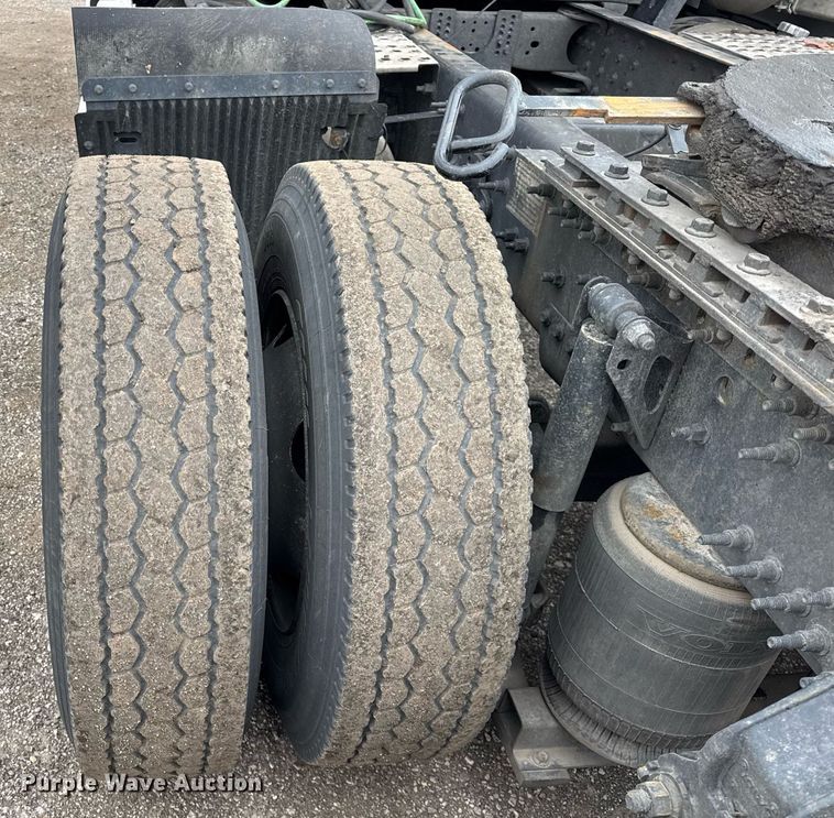 image for item DU3436 2015 Volvo VN semi truck