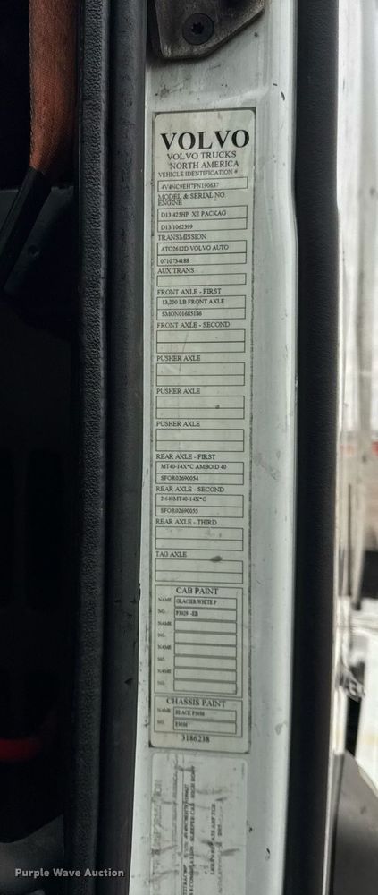 image for item DU3436 2015 Volvo VN semi truck