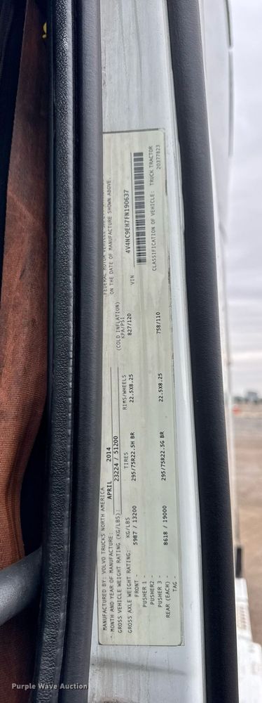 image for item DU3436 2015 Volvo VN semi truck