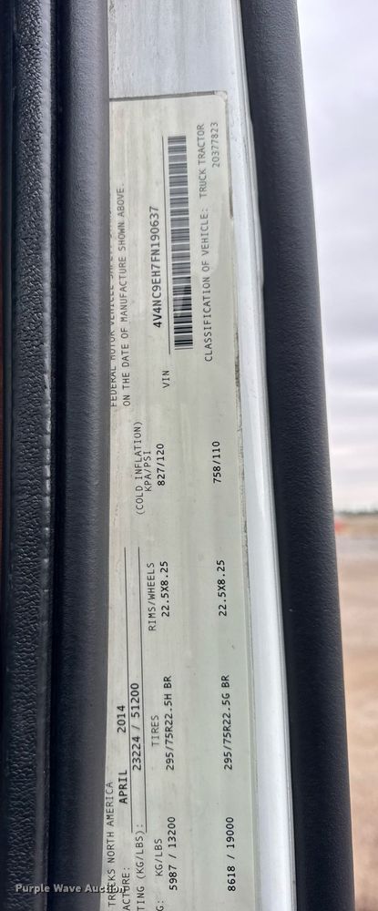 image for item DU3436 2015 Volvo VN semi truck