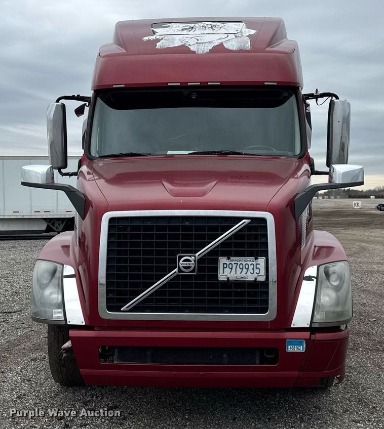 image for item DU3439 2015 Volvo VN semi truck