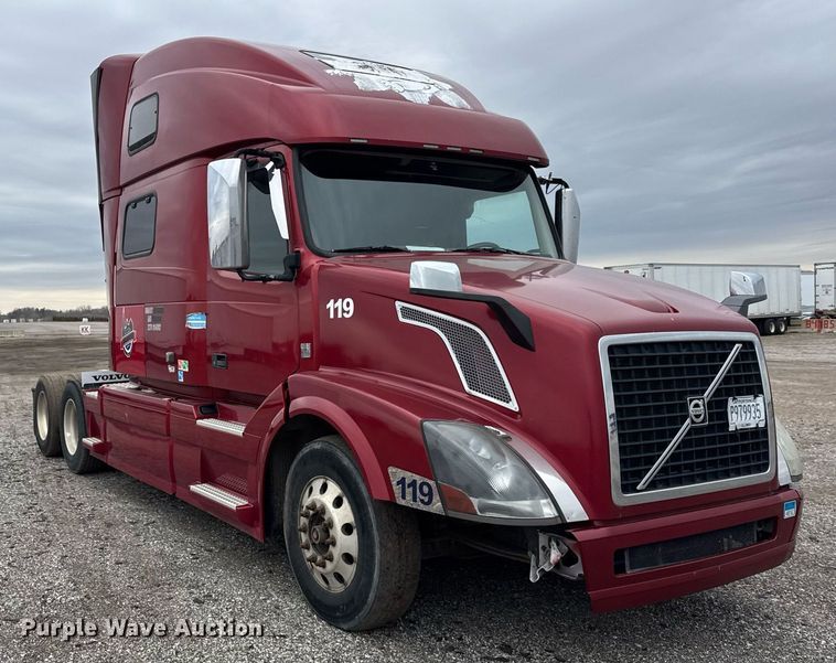 image for item DU3439 2015 Volvo VN semi truck