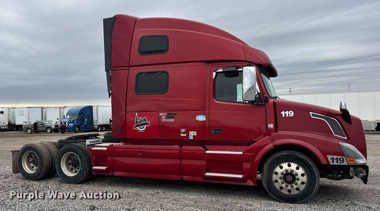 image for item DU3439 2015 Volvo VN semi truck