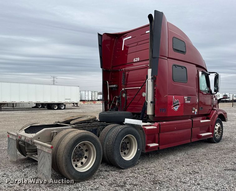 image for item DU3439 2015 Volvo VN semi truck