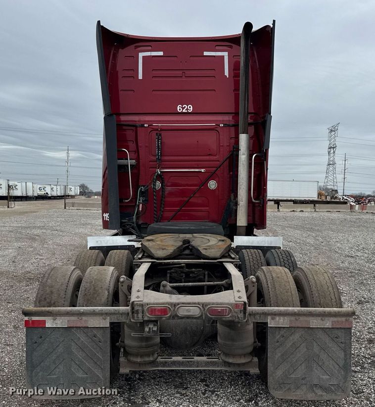 image for item DU3439 2015 Volvo VN semi truck