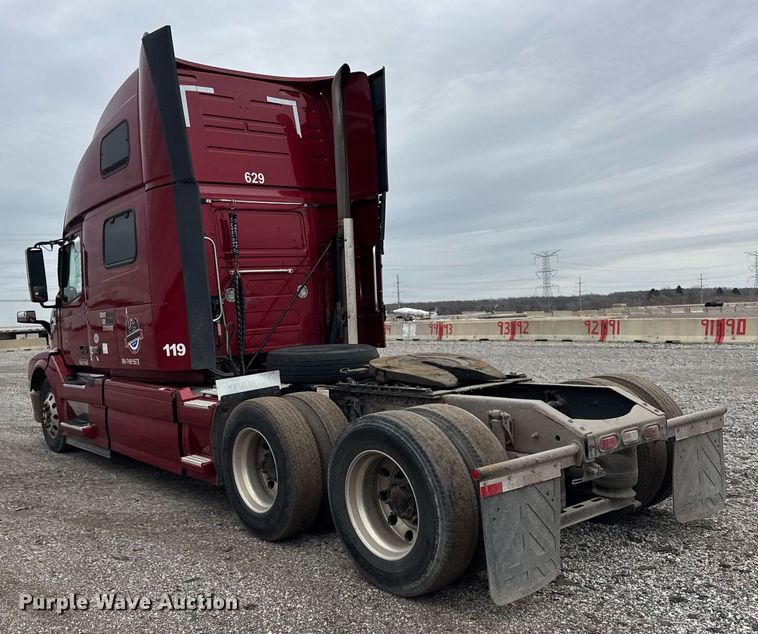 image for item DU3439 2015 Volvo VN semi truck