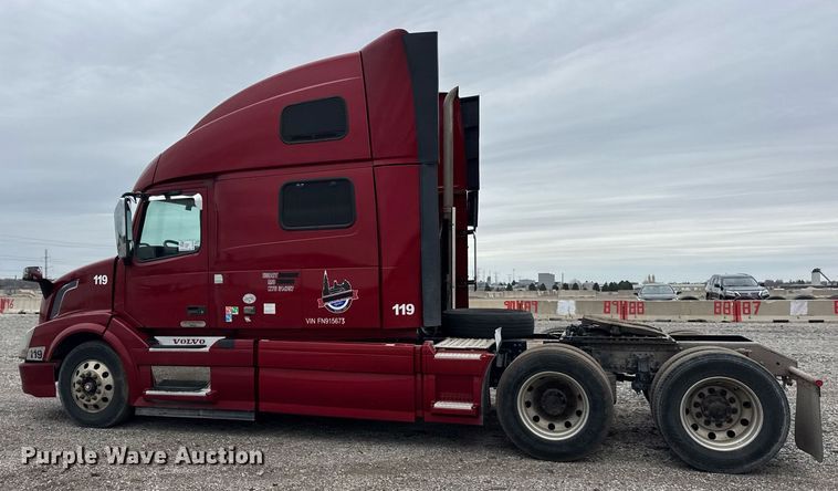 image for item DU3439 2015 Volvo VN semi truck