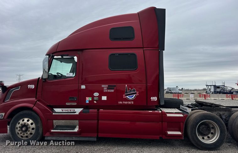 image for item DU3439 2015 Volvo VN semi truck