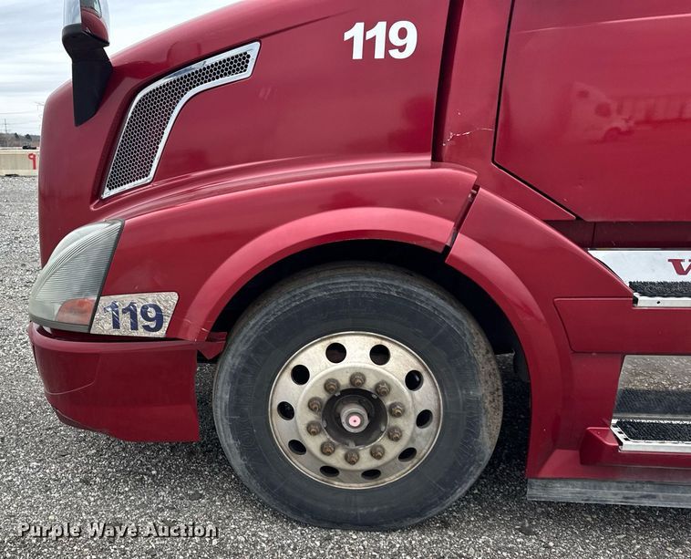 image for item DU3439 2015 Volvo VN semi truck