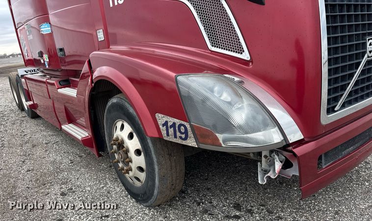 image for item DU3439 2015 Volvo VN semi truck