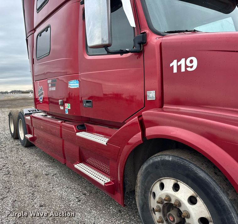 image for item DU3439 2015 Volvo VN semi truck