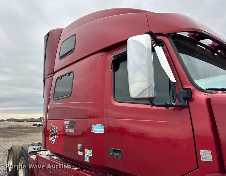 image for item DU3439 2015 Volvo VN semi truck