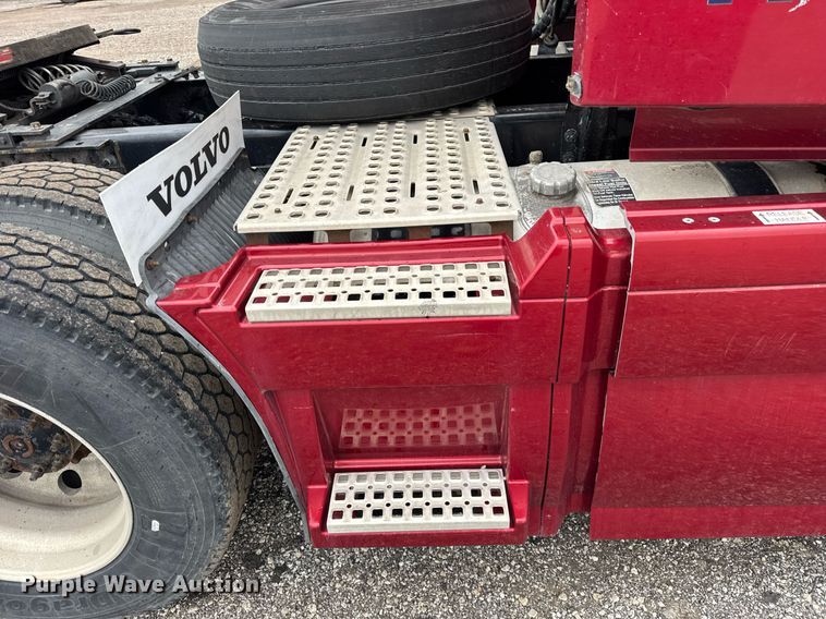 image for item DU3439 2015 Volvo VN semi truck