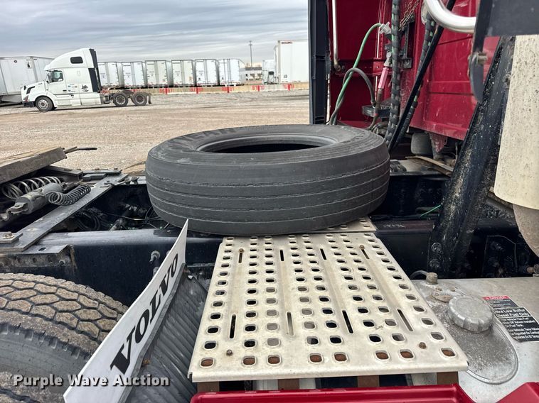 image for item DU3439 2015 Volvo VN semi truck