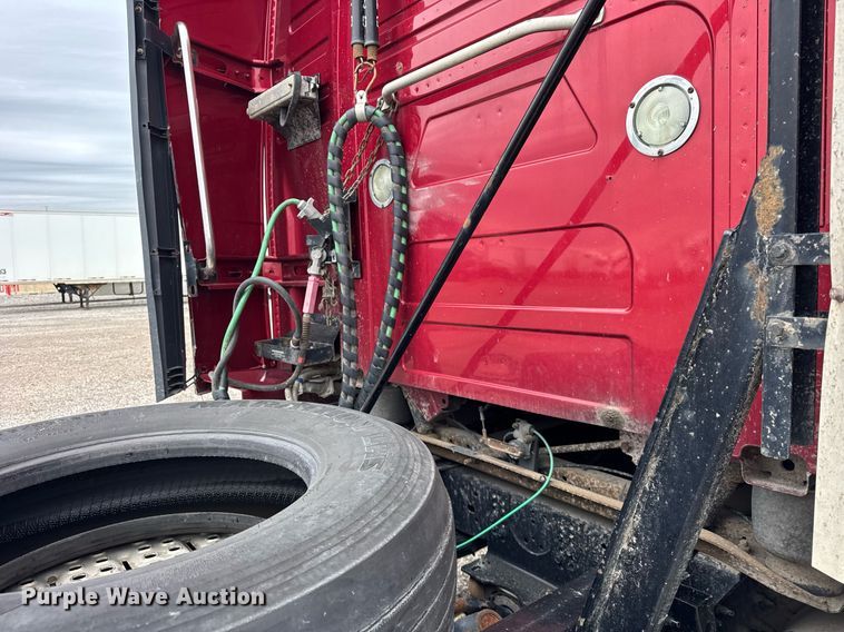 image for item DU3439 2015 Volvo VN semi truck