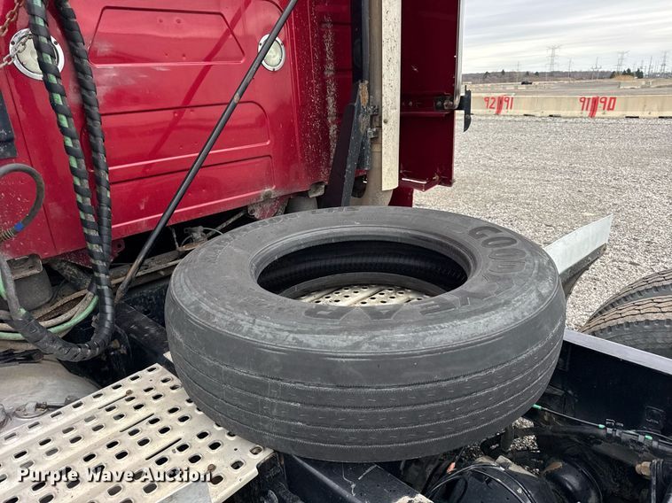 image for item DU3439 2015 Volvo VN semi truck