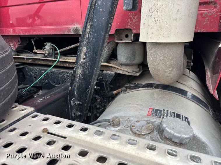 image for item DU3439 2015 Volvo VN semi truck