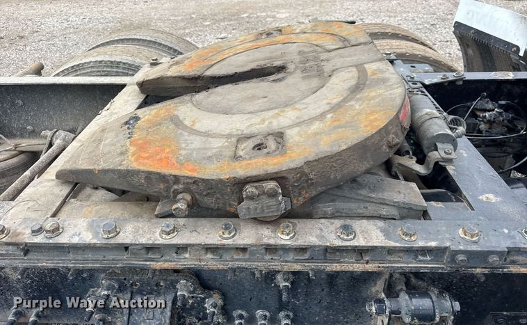 image for item DU3439 2015 Volvo VN semi truck