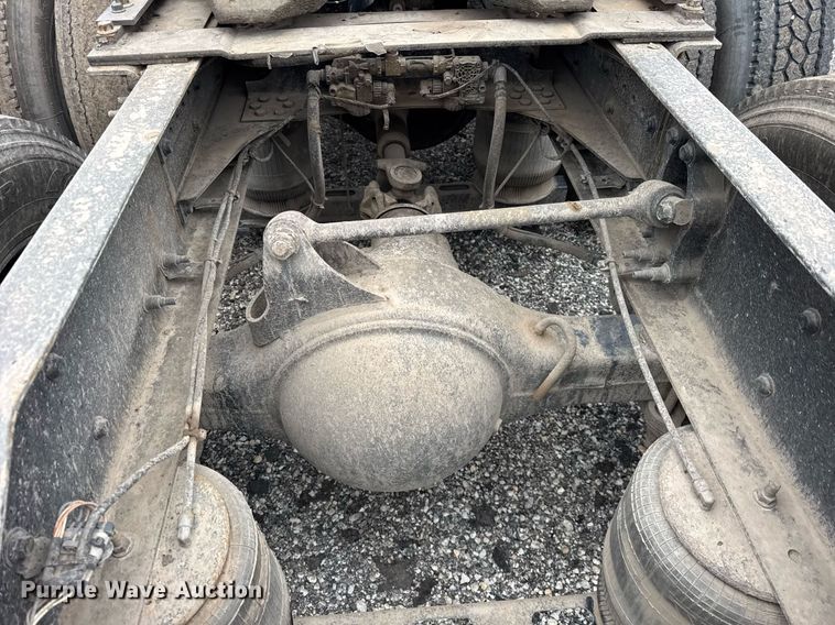 image for item DU3439 2015 Volvo VN semi truck