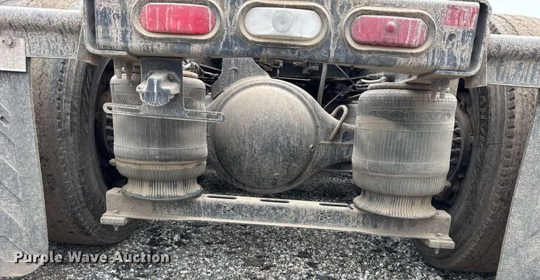 image for item DU3439 2015 Volvo VN semi truck