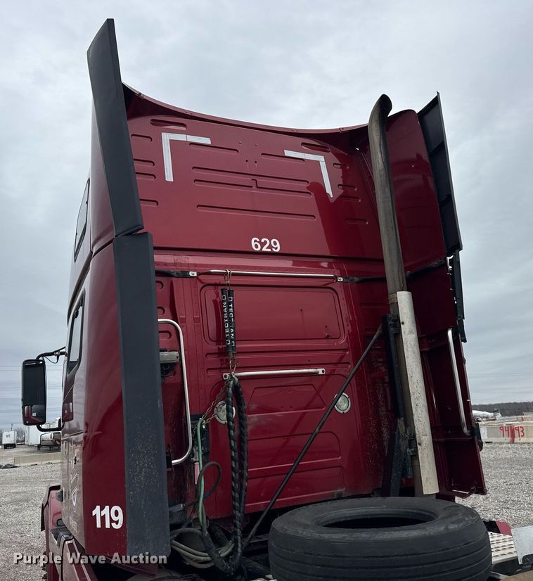 image for item DU3439 2015 Volvo VN semi truck