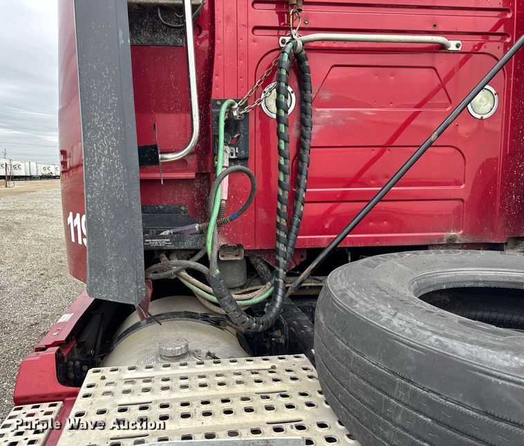 image for item DU3439 2015 Volvo VN semi truck