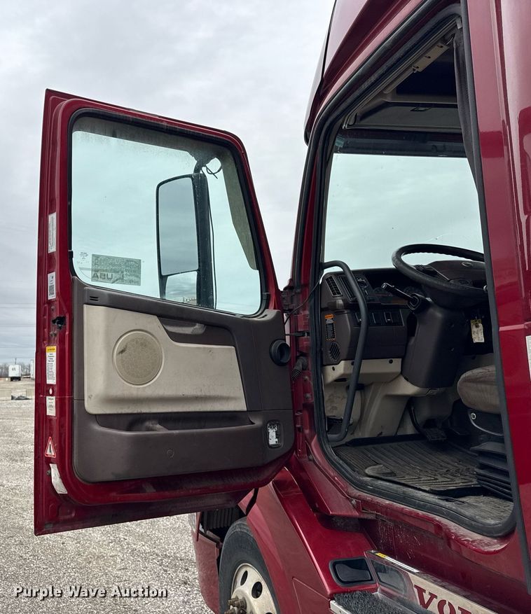 image for item DU3439 2015 Volvo VN semi truck