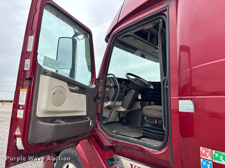 image for item DU3439 2015 Volvo VN semi truck