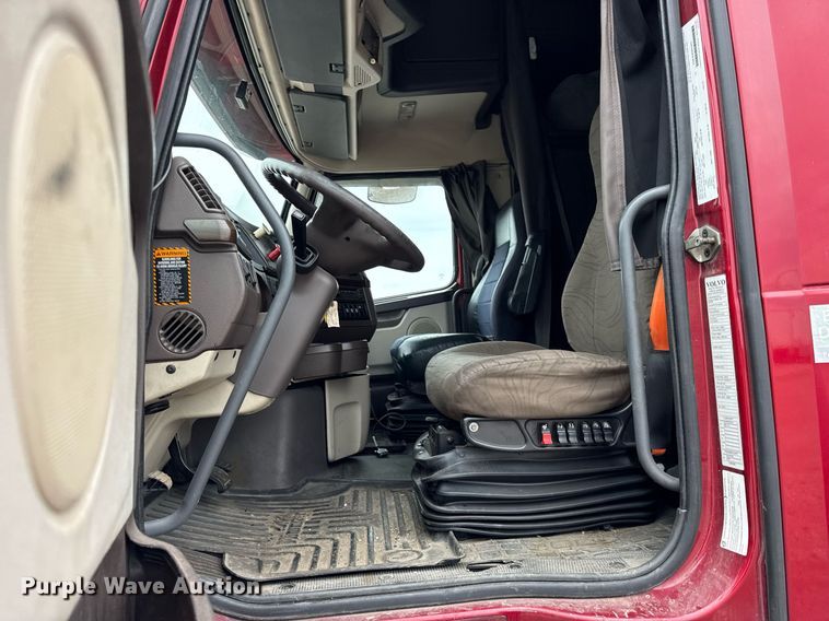 image for item DU3439 2015 Volvo VN semi truck