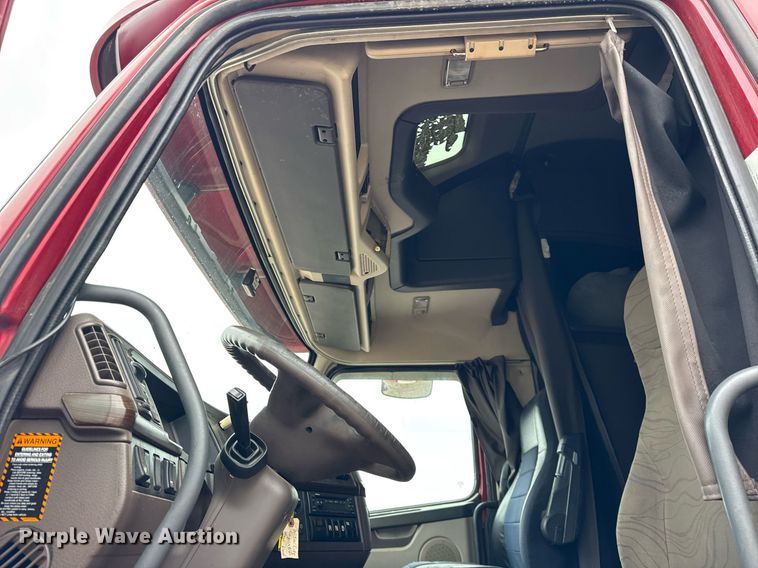 image for item DU3439 2015 Volvo VN semi truck