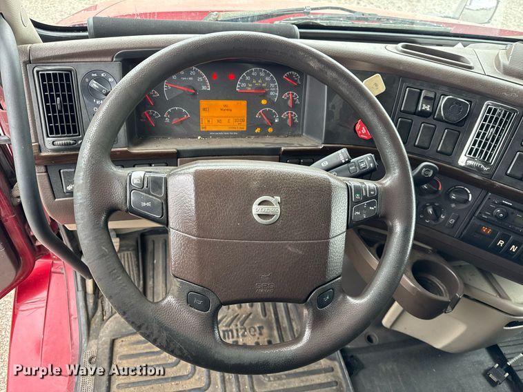 image for item DU3439 2015 Volvo VN semi truck