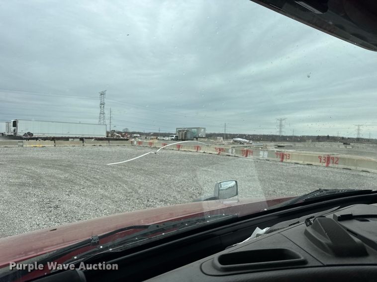 image for item DU3439 2015 Volvo VN semi truck