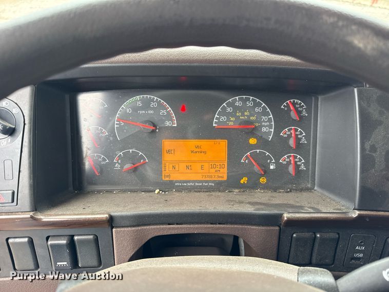 image for item DU3439 2015 Volvo VN semi truck