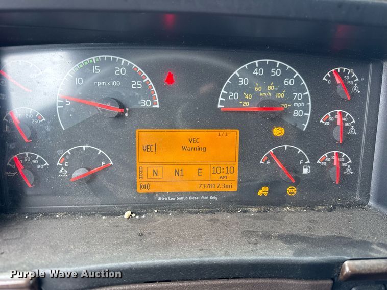 image for item DU3439 2015 Volvo VN semi truck