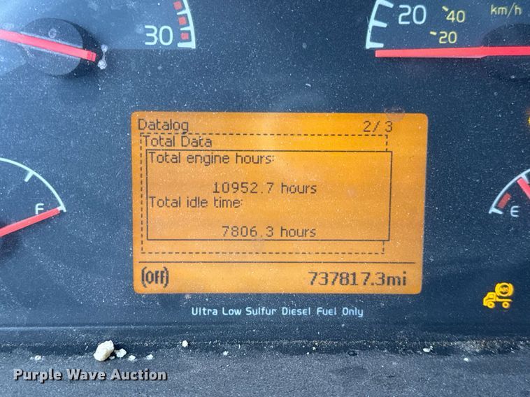 image for item DU3439 2015 Volvo VN semi truck