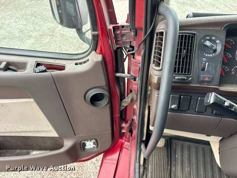 image for item DU3439 2015 Volvo VN semi truck