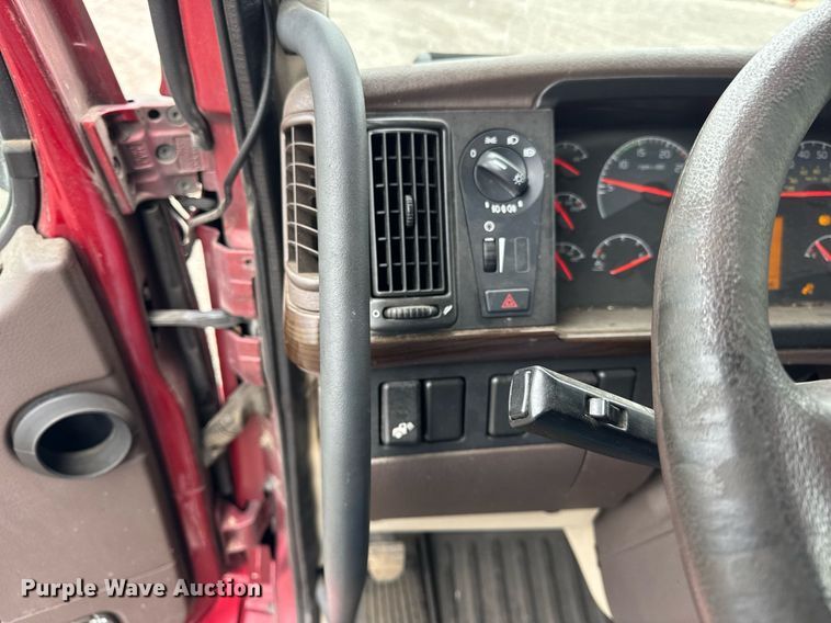 image for item DU3439 2015 Volvo VN semi truck