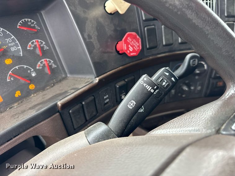 image for item DU3439 2015 Volvo VN semi truck